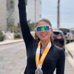 Claudia Zepeda Instagram - ¡Miraaaa mamá, corrí un medio maratón en 1:44! 😭♥️🙏🏻✨ Jamás creí que iba correr así de rápido. Para mí es un GRAN logro. 🥹 Gracias infinitas al mejor team por acompañarme corriendo @fermaria_g @jalbert42.1 @rafavcanton @icpeyret 🤍✨ Aaaal coach @javimgallardo @hound.run que siempre confío. 🤍 😎 La pareja dinamita @julesgaar @urielcin que son pura admiración. Mis favoros de favoros que siempre están @alex_lopez2686 @roncas_ @paoolahigareda @anapaulamalf ✨🤎 A la running partner @les_perezz que no nos dejamos solas y vamos por ese maratón en CDMX. 😎 Y por supuesto a @noooo_mas_thomas en rifarse en encontrarme mientras corría porque mi chip estaba inactivo,en encontrarme dos veces y grabar, echarme porras entre todos y representar a mis papás. ♥️🧨 Y Gracias a todos los que me echaron buena vibra y mandaron mensajes✨ Se siente muy bonito contar con personas como ustedes. Quién iba a decir que correr me iba a traer sentimientos tan bonitos. ¡Gracias!