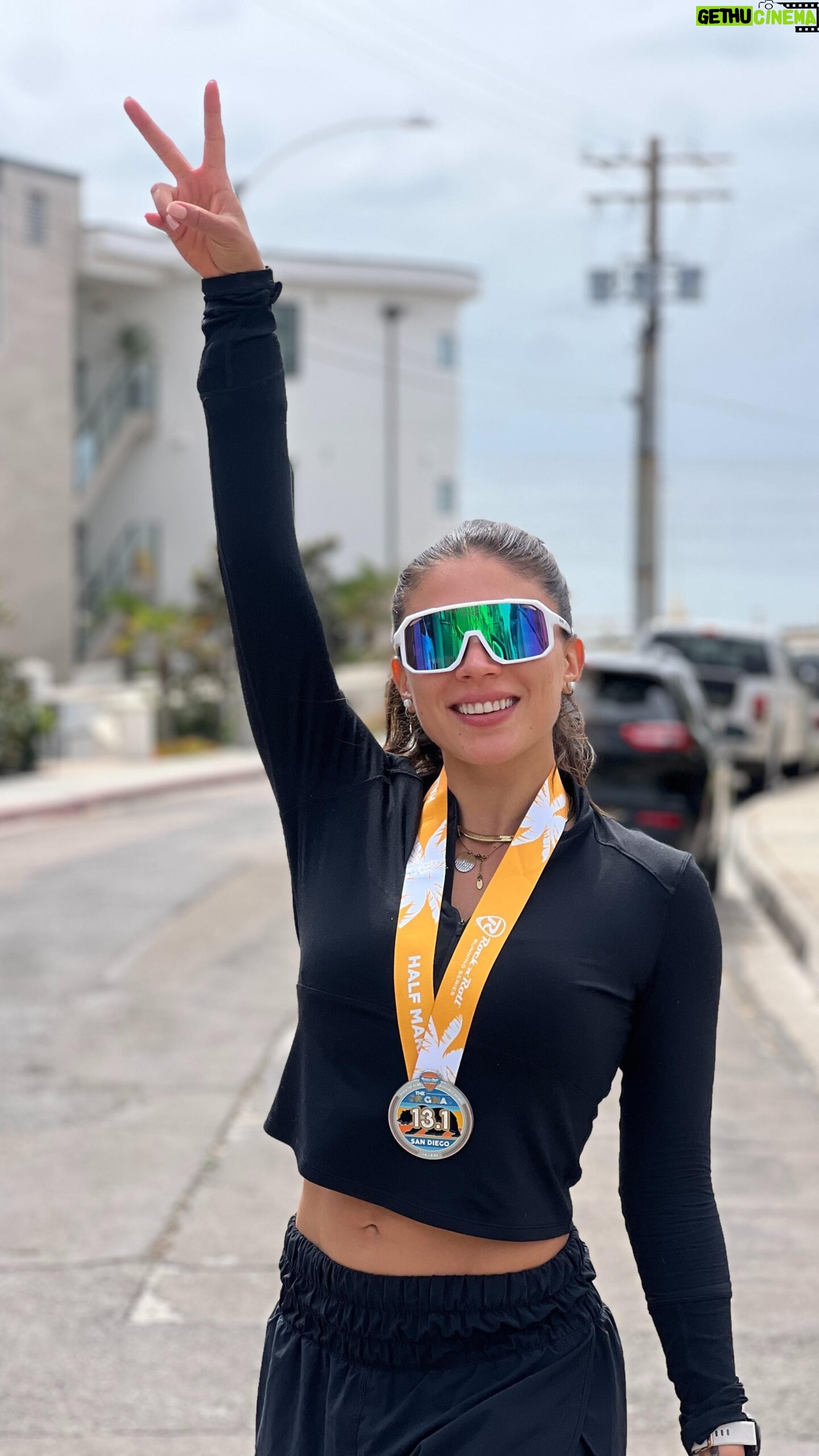 Claudia Zepeda Instagram - ¡Miraaaa mamá, corrí un medio maratón en 1:44! 😭♥️🙏🏻✨ Jamás creí que iba correr así de rápido. Para mí es un GRAN logro. 🥹 Gracias infinitas al mejor team por acompañarme corriendo @fermaria_g @jalbert42.1 @rafavcanton @icpeyret 🤍✨ Aaaal coach @javimgallardo @hound.run que siempre confío. 🤍 😎 La pareja dinamita @julesgaar @urielcin que son pura admiración. Mis favoros de favoros que siempre están @alex_lopez2686 @roncas_ @paoolahigareda @anapaulamalf ✨🤎 A la running partner @les_perezz que no nos dejamos solas y vamos por ese maratón en CDMX. 😎 Y por supuesto a @noooo_mas_thomas en rifarse en encontrarme mientras corría porque mi chip estaba inactivo,en encontrarme dos veces y grabar, echarme porras entre todos y representar a mis papás. ♥️🧨 Y Gracias a todos los que me echaron buena vibra y mandaron mensajes✨ Se siente muy bonito contar con personas como ustedes. Quién iba a decir que correr me iba a traer sentimientos tan bonitos. ¡Gracias!