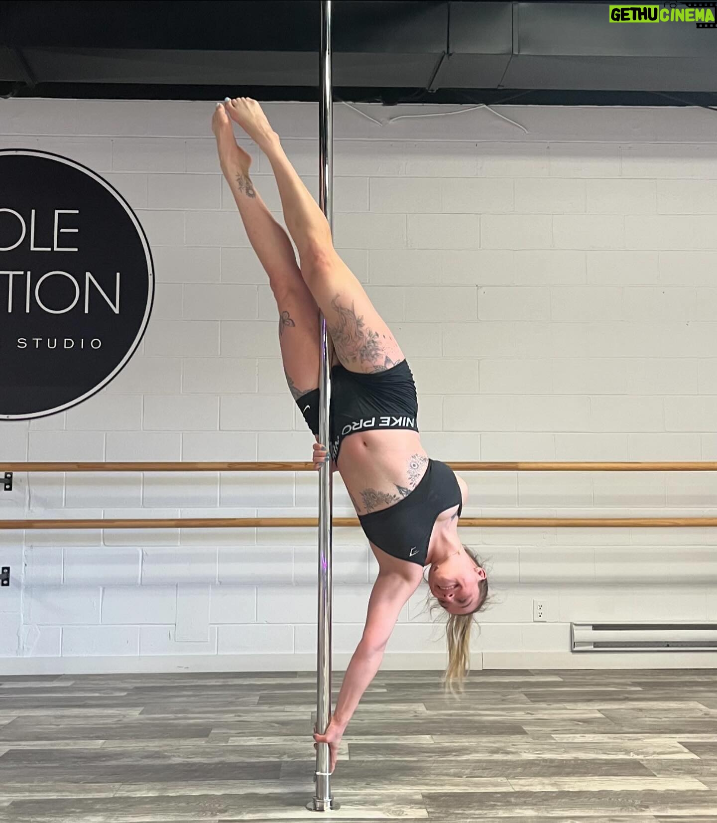 Claudie Mercier Instagram - Some of my last weeks figures at @polestationstudio 💃🏼