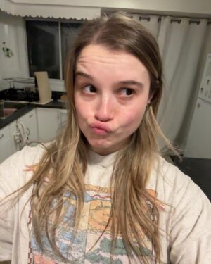 Claudie Mercier Instagram - But FIRST, let me take a selfie 💁🏼‍♀️