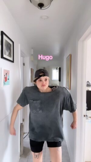 Claudie Mercier Instagram - Laquelle démarche est le plus accurate? 😅