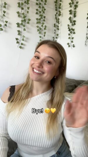 Claudie Mercier Instagram - Mes premiers pas avec la LSQ (la langue des signes québécoise). 🥰 Je sais que j'ai mal fait mon "A" dans mon prénom, le pouce doit touché à mon index). J'espère avoir bien fait ça si non hihi. J'utilise le dico LSQ. 🥰❤️