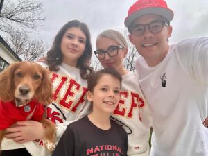 Clea Shearer Instagram - Even Indie is pulling for the Chiefs 🏈 I’ve gone from never ever caring about football to knowing where Travis Kelce’s brother’s wife grew up. V invested!
