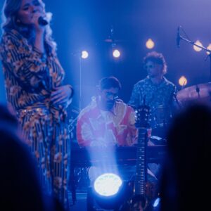 Clodelle Instagram - J’ai eu l’immense plaisir de pouvoir chanter ma chanson Loin de Moi pour la première fois à @plazaplaisir 🔥 What a Vibe ⚡️

Merci à la team @plazaplaisir @_valaire_ @monsieurpy @reharminator pour l’invitation! So grateful 🙏

 📸 @ludovicphotographie