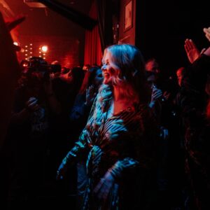 Clodelle Instagram - J’ai eu l’immense plaisir de pouvoir chanter ma chanson Loin de Moi pour la première fois à @plazaplaisir 🔥 What a Vibe ⚡️

Merci à la team @plazaplaisir @_valaire_ @monsieurpy @reharminator pour l’invitation! So grateful 🙏

 📸 @ludovicphotographie