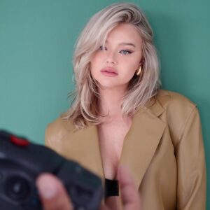 Clodelle Instagram - « Loin de Moi » ce vendredi 🌹