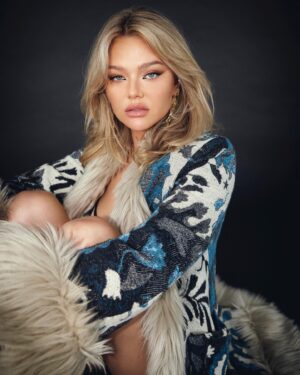Clodelle Instagram - J’men fou🎶 

Photo @richardbernardinphoto 
Stylisme @carytauben 
Makeup @olivinet_makeup