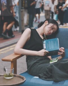 Cloud Wan Instagram - 多謝大家今日陪我係銅鑼灣鬧市睇書！ Got a little too comfortable in cwb 😝 第一次喺路中心睇書，幾舒服自在！ 鞋都除埋ʕ •ᴥ•ʔ 喺銅鑼灣還原MV場景，可惜身旁已經冇男主角了🥺 書名 “The things you can see only when you slow down” I love this book coz it calms me. When the world is crazy, when my mind is all over the place, it gets me grounded. BE PRESENT. 今日睇到呢度～ Stroke your heart once in a while and tell yourself, “I love you” 不如下次繼續睇？ 📷: @hymmviv @lemon_.15
