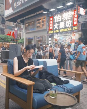 Cloud Wan Instagram - 多謝大家今日陪我係銅鑼灣鬧市睇書！
Got a little too comfortable in cwb 😝
第一次喺路中心睇書，幾舒服自在！
鞋都除埋ʕ •ᴥ•ʔ

喺銅鑼灣還原MV場景，可惜身旁已經冇男主角了🥺

書名 “The things you can see only when you slow down”
I love this book coz it calms me. When the world is crazy, when my mind is all over the place, it gets me grounded. 

BE PRESENT.

今日睇到呢度～
Stroke your heart once in a while and tell yourself, “I love you”
不如下次繼續睇？

📷: @hymmviv @lemon_.15
