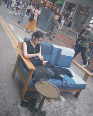 Cloud Wan Instagram - 多謝大家今日陪我係銅鑼灣鬧市睇書！
Got a little too comfortable in cwb 😝
第一次喺路中心睇書，幾舒服自在！
鞋都除埋ʕ •ᴥ•ʔ

喺銅鑼灣還原MV場景，可惜身旁已經冇男主角了🥺

書名 “The things you can see only when you slow down”
I love this book coz it calms me. When the world is crazy, when my mind is all over the place, it gets me grounded. 

BE PRESENT.

今日睇到呢度～
Stroke your heart once in a while and tell yourself, “I love you”
不如下次繼續睇？

📷: @hymmviv @lemon_.15