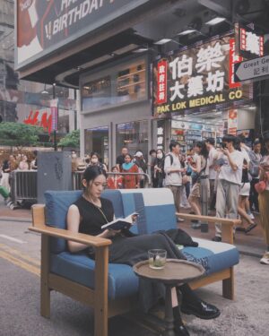 Cloud Wan Instagram - 多謝大家今日陪我係銅鑼灣鬧市睇書！
Got a little too comfortable in cwb 😝
第一次喺路中心睇書，幾舒服自在！
鞋都除埋ʕ •ᴥ•ʔ

喺銅鑼灣還原MV場景，可惜身旁已經冇男主角了🥺

書名 “The things you can see only when you slow down”
I love this book coz it calms me. When the world is crazy, when my mind is all over the place, it gets me grounded. 

BE PRESENT.

今日睇到呢度～
Stroke your heart once in a while and tell yourself, “I love you”
不如下次繼續睇？

📷: @hymmviv @lemon_.15