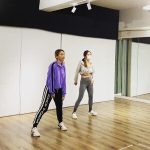 CoCo Lee Instagram - Really had fun learning this dance choreography with @cannyhoiching she’s an awesome teacher! 
Dancing is my happy place .. and even tho my left leg hurts more when I dance now but i don’t give up easily.  Im a fighter.  When I was growing up I wanted to become a dancer.. When I hear music my whole body just can’t stop moving… 😂😂 In 1991 I was in a dance troop in SF called “Step By Step” consist of all Asian kids. I still remember the choreographer named Denise, she was so cool, n such an amazing teacher. N gorgeous too!! (wonder where she is now) , we would practice really hard.  And when we get it right we would High five each other with the biggest smile on our faces… that was  pure bliss.  Love walking down memory lane.  So what is ur happy place?? 
#findinghappiness 
#dancing #myhappyplace #song #bicycle #choreography
and thank u to @colleenmcyu for dragging my ass out of the house 😂