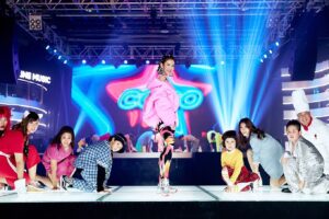 CoCo Lee Instagram - 我期待很久的mv FANCY 終於首播囉
喜不喜歡🤩🤩
（一定要看個十遍以上啊😆）
導演Jeff真是超棒，我非常喜歡他幽默的拍攝手法也感謝導演讓我很多的想法實現了😍
喜歡看我跳舞的歌迷開心嗎🥰🥰
好久沒拍舞曲MV💃
希望你們喜歡⭐
也特别謝謝來演出的每一位，你們超FANCY的！

Super excited my brand new music video “FANCY” is finally out now !!!! OK go watch at least 10x and tell me which character u like best💜 
Hope u guys enjoyed this MV as much as I enjoyed filming it .. @keelongxu @monday_rays 
@annie72127 @pon_chu_chu @you_jen_ 
#youfancy
#fancy #Fancy是種態度 #MV上架囉
#story向上滑帶你去Fancy
#展榮展瑞太有趣了我一直笑場
#胖球可愛又努力你們看花絮就知道
#又仁好認真男裝酷又帥女裝快比我美哈
#魚乾好可愛下次一定要一起合唱好嗎

Choker & Earclip @Fendi 
Outfit @vetements_official
Earclip @alexandermcqueen
Choker @alessandrarich
Outfit @annakikiofficial
Boots @sergiorossi
#FendiPrientsOn collection
#styledbyMMC