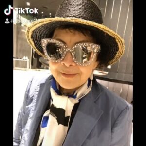 CoCo Lee Instagram - 親愛的媽媽，在這一天祝你母親節快樂。在我眼裡，你是世上最偉大的媽媽。你做的一切都是為了我們三姐妹。現在媽媽年紀大了，我只是希望媽媽健康，每天都開心，過好日子。 我永遠最愛你媽媽。也祝天下所有母親母親節快樂。

To my dearest MaMa,
I love u and appreciate u more than words can say... if people only knew what we went thru in my childhood then they would understand the tears I have as I write this.  Mom, u are the strongest woman I know, u went thru so much  and taught me how to be strong.  I pray everyday for u to be healthy n happy... I’ll always take care of u....
Wishing all the mothers out there Happy Mother’s Day!! #happymothersday