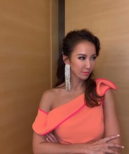 CoCo Lee Instagram - How about this orange nyon moon lover look??? 😉😘 沒想到螢光橙色除了適合活潑型格的服飾，配上優雅的裙子👗 會有另一種感覺，怎樣，好看吧😌 On CoCo... Dress @toni_maticevski Shoes @giuseppezanotti #styledbyMMC #月光愛人 #alovebeforetime #COCOLEE #李玟 #COCO李玟 #李玟