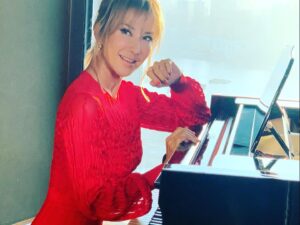 CoCo Lee Instagram - A moment of captured while shooting MV for “Mulan “ song Reflection 自己 a few months ago.. sometimes all u need is a smile to brighten up ur day.. hope it brightens urs..😍💖🙏🏼 #smile #inner-strength  #courage #wisdom