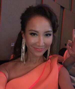 CoCo Lee Instagram - How about this orange nyon moon lover look??? 😉😘 沒想到螢光橙色除了適合活潑型格的服飾，配上優雅的裙子👗 會有另一種感覺，怎樣，好看吧😌

On CoCo...
Dress @toni_maticevski
Shoes @giuseppezanotti
#styledbyMMC
#月光愛人 #alovebeforetime 
#COCOLEE #李玟 #COCO李玟 #李玟