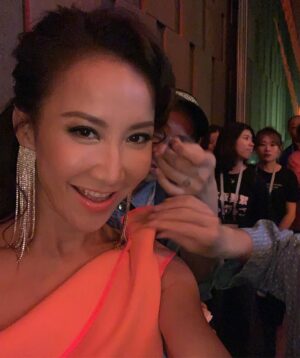 CoCo Lee Instagram - How about this orange nyon moon lover look??? 😉😘 沒想到螢光橙色除了適合活潑型格的服飾，配上優雅的裙子👗 會有另一種感覺，怎樣，好看吧😌

On CoCo...
Dress @toni_maticevski
Shoes @giuseppezanotti
#styledbyMMC
#月光愛人 #alovebeforetime 
#COCOLEE #李玟 #COCO李玟 #李玟
