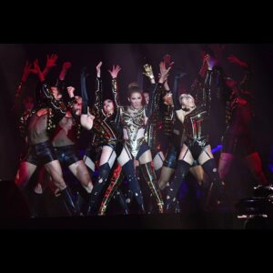 CoCo Lee Instagram - YEAH！《You & I》澳門站圓滿成功！👏👏👏真的覺得我的歌迷都好會唱喔！
謝謝你們送我美麗的回憶✨ 每次都要感謝來自各地飛來看我的歌迷，你們讓我太太太感動了!! 期待下一站見大家
下次合唱哪一首好呢? Give me some ideas 😍
#平常哭的噼里啪啦的我這次終於把YOUandI唱完
#我特別選的最好的愛你喜歡嗎？
#興奮到我把鞋子也脫了
#猜猜我吃了多少個葡撻😋

For all who came to my very first Macau concert, I can’t thank u enough for making this another unforgettable one for me... I gotta say my fans have excellent singing skills, I absolutely loved every moment of it. 
And Guess how many egg tarts I ate after the show hahaha🤤🤤
Can’t wait to see you again at next stop💜

#COCOLEE #李玟 #COCO李玟 #李玟COCOLEE 
#李玟YOUANDI世界巡迴演唱會 #cocoleeyouandiworldtour #李玟YOUandI世界巡演 #李玟YOUandI世界巡演澳門站
#李玟YOUANDI #youandi #cocoleeinconcerts  #musicismylife