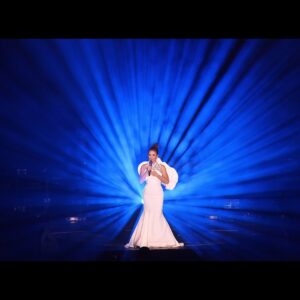 CoCo Lee Instagram - YEAH！《You & I》澳門站圓滿成功！👏👏👏真的覺得我的歌迷都好會唱喔！
謝謝你們送我美麗的回憶✨ 每次都要感謝來自各地飛來看我的歌迷，你們讓我太太太感動了!! 期待下一站見大家
下次合唱哪一首好呢? Give me some ideas 😍
#平常哭的噼里啪啦的我這次終於把YOUandI唱完
#我特別選的最好的愛你喜歡嗎？
#興奮到我把鞋子也脫了
#猜猜我吃了多少個葡撻😋

For all who came to my very first Macau concert, I can’t thank u enough for making this another unforgettable one for me... I gotta say my fans have excellent singing skills, I absolutely loved every moment of it. 
And Guess how many egg tarts I ate after the show hahaha🤤🤤
Can’t wait to see you again at next stop💜

#COCOLEE #李玟 #COCO李玟 #李玟COCOLEE 
#李玟YOUANDI世界巡迴演唱會 #cocoleeyouandiworldtour #李玟YOUandI世界巡演 #李玟YOUandI世界巡演澳門站
#李玟YOUANDI #youandi #cocoleeinconcerts  #musicismylife