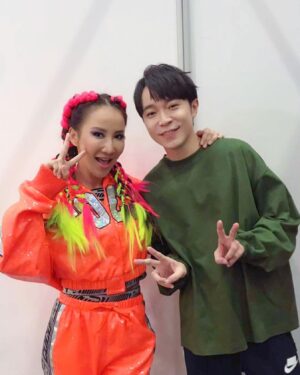 CoCo Lee Instagram - Felt like I have known him for years eventho it was only our first time meeting @imqingfeng ,so talented and brutally funny. 😆Please support QingFeng solo debut album!!!!! 👍🏽💪🏼💖💕
第一次見面卻感覺認識很久，特別親切😁 青峰 @imqingfeng 超有才，有內涵 又幽默👍👍 很💜你為我創作的《#想念你的夜》，我還在等你寫給我這首歌的Part 2 喔😆😆
#要支持他首張個人專輯喔
#太空人