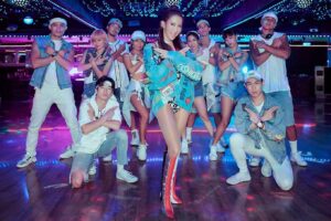 CoCo Lee Instagram - 我期待很久的mv FANCY 終於首播囉
喜不喜歡🤩🤩
（一定要看個十遍以上啊😆）
導演Jeff真是超棒，我非常喜歡他幽默的拍攝手法也感謝導演讓我很多的想法實現了😍
喜歡看我跳舞的歌迷開心嗎🥰🥰
好久沒拍舞曲MV💃
希望你們喜歡⭐
也特别謝謝來演出的每一位，你們超FANCY的！

Super excited my brand new music video “FANCY” is finally out now !!!! OK go watch at least 10x and tell me which character u like best💜 
Hope u guys enjoyed this MV as much as I enjoyed filming it .. @keelongxu @monday_rays 
@annie72127 @pon_chu_chu @you_jen_ 
#youfancy
#fancy #Fancy是種態度 #MV上架囉
#story向上滑帶你去Fancy
#展榮展瑞太有趣了我一直笑場
#胖球可愛又努力你們看花絮就知道
#又仁好認真男裝酷又帥女裝快比我美哈
#魚乾好可愛下次一定要一起合唱好嗎

Choker & Earclip @Fendi 
Outfit @vetements_official
Earclip @alexandermcqueen
Choker @alessandrarich
Outfit @annakikiofficial
Boots @sergiorossi
#FendiPrientsOn collection
#styledbyMMC