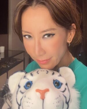 CoCo Lee Instagram - LOVE & FAITH ~my 2 favorite words that I carry strongly in my heart which I desperately needed to get thru this incredibly difficult year.  Life seemed unbearable at times but I adapted the attitude of a “female warrior” to face them head on fearlessly but always had the biggest smile and big fat laughters!  Strength, courage, n bravery is within all of us so use them.  U will gain most precious “Wisdom“ which will change ur perspective on life from here onward.  Be a hungry mind that constantly wanna learn n grow and to gain a treasure chest of wisdom.  My goal in 2023 is to share my life story n how i faced major life changing hurdles n still manage to keep a positive attitude.  I am happy to say I am finally living the real me.  It’s the best feeling n I’m grateful everyday to be alive n I get to share my thoughts with u.  My dear friends… Be U n Live U!  Remember there’s only 1 of u in the world, u r one of a kind💖. Life can be too short so dare to dream big! Everything in life is a choice so choose what brings u joy n meaning.  Say bye bye to 2022, n farewell to all the shit that happened.  In 2023~Live a life of good intentions, truth, have faith in what u do, SMILE n choose happy!!! Be a winner, not a victim.  Don’t take things personal, never judge a book by it’s cover, do care about the suffering of others n try to help if u can, love our Mother Earth, be a good listener, gain wisdom, and have abundance of  love  to give to others.  Be the boss of ur own life.  Stand up  for something u believe in.  Be an influential figure to inspire people.  And keep Spreading LOVE & POSITIVITY everywhere.  I’m a female warrior baby! Just like The Great Wall of China I will never fall.  If I can overcome anything, so can u! You are not alone, no matter how hard life gets, I’m with u.  #newyear #newbeginnings #bestrong #beyourself  #loveyourself