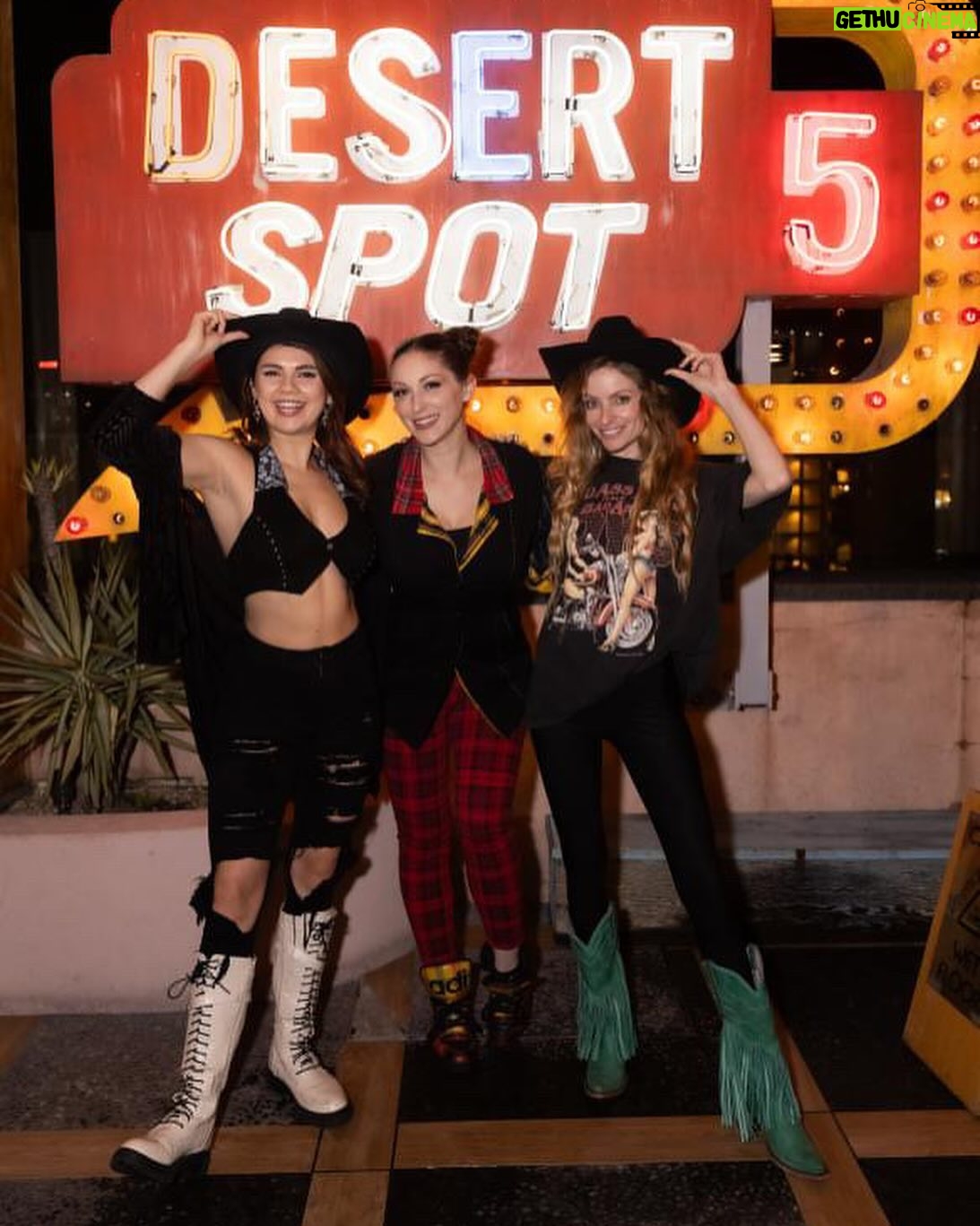 Cody Renee Cameron Instagram - Had a blast performing at @desertfivespotla with the incredible house band! The energy was electric! ⚡️ Thanks so much to @ryanposner for inviting me @beardbates for hosting & the band for being badass! Also to my incredible friends who always show up for me especially @daretaylorofficial & @carlottachampagne and @happiertrigger for these dope photos! ❤️ Yeehaw!