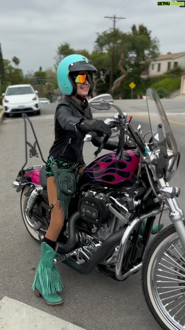 Cody Renee Cameron Instagram - Are you having any fun? We are . Life is about surrounding yourself with people who celebrate you not people who tolerate you . 😉 Adore this woman and all the adventures we have up our sleeves ❤️🔥 #twinflame #badbee