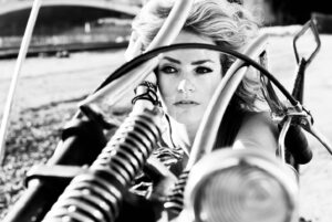 Cody Renee Cameron Instagram - Throwback to 1 of my fav set with @shalongoss ❤️⚡️
I love vintage choppers! 🏍️ 💨 
Which pic is your fav?! 📸 ❓ 

📸 @shalongoss 

To see all the pix click link in bio 🔗
