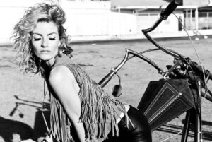 Cody Renee Cameron Instagram - Throwback to 1 of my fav set with @shalongoss ❤️⚡️
I love vintage choppers! 🏍️ 💨 
Which pic is your fav?! 📸 ❓ 

📸 @shalongoss 

To see all the pix click link in bio 🔗