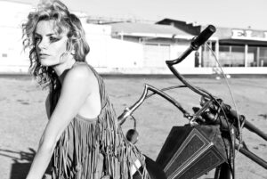Cody Renee Cameron Instagram - Throwback to 1 of my fav set with @shalongoss ❤️⚡️
I love vintage choppers! 🏍️ 💨 
Which pic is your fav?! 📸 ❓ 

📸 @shalongoss 

To see all the pix click link in bio 🔗