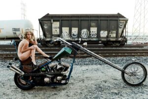 Cody Renee Cameron Instagram - Throwback to 1 of my fav set with @shalongoss ❤️⚡️
I love vintage choppers! 🏍️ 💨 
Which pic is your fav?! 📸 ❓ 

📸 @shalongoss 

To see all the pix click link in bio 🔗