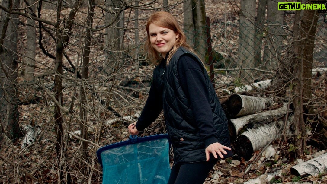 Coeur de Pirate Instagram - Les plusieurs phases émotives de la découverte d’un écureuil mort dans une piscine. Dernier épisode des 12 travaux de Béatrice c’est ce soir sur @casa.reseau 💅🏻