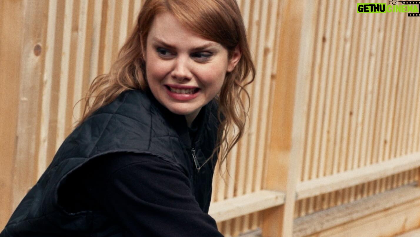 Coeur de Pirate Instagram - Les plusieurs phases émotives de la découverte d’un écureuil mort dans une piscine. Dernier épisode des 12 travaux de Béatrice c’est ce soir sur @casa.reseau 💅🏻