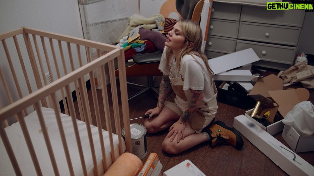 Coeur de Pirate Instagram - C’est la suite des travaux ce soir sur @casa.reseau !! Vous allez enfin voir à quel point je fais honte à Romy, à quel point j’ai peur de scier du bois, et que je continue à espérer que mon investissement ne soit pas en vain !!