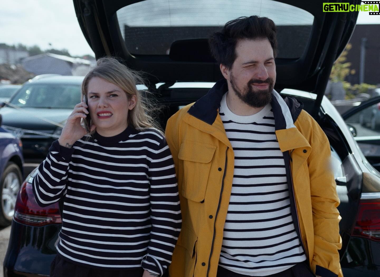 Coeur de Pirate Instagram - Le duo le plus improbable au monde dans une émission de rénovations c’est demain sur @casa.reseau