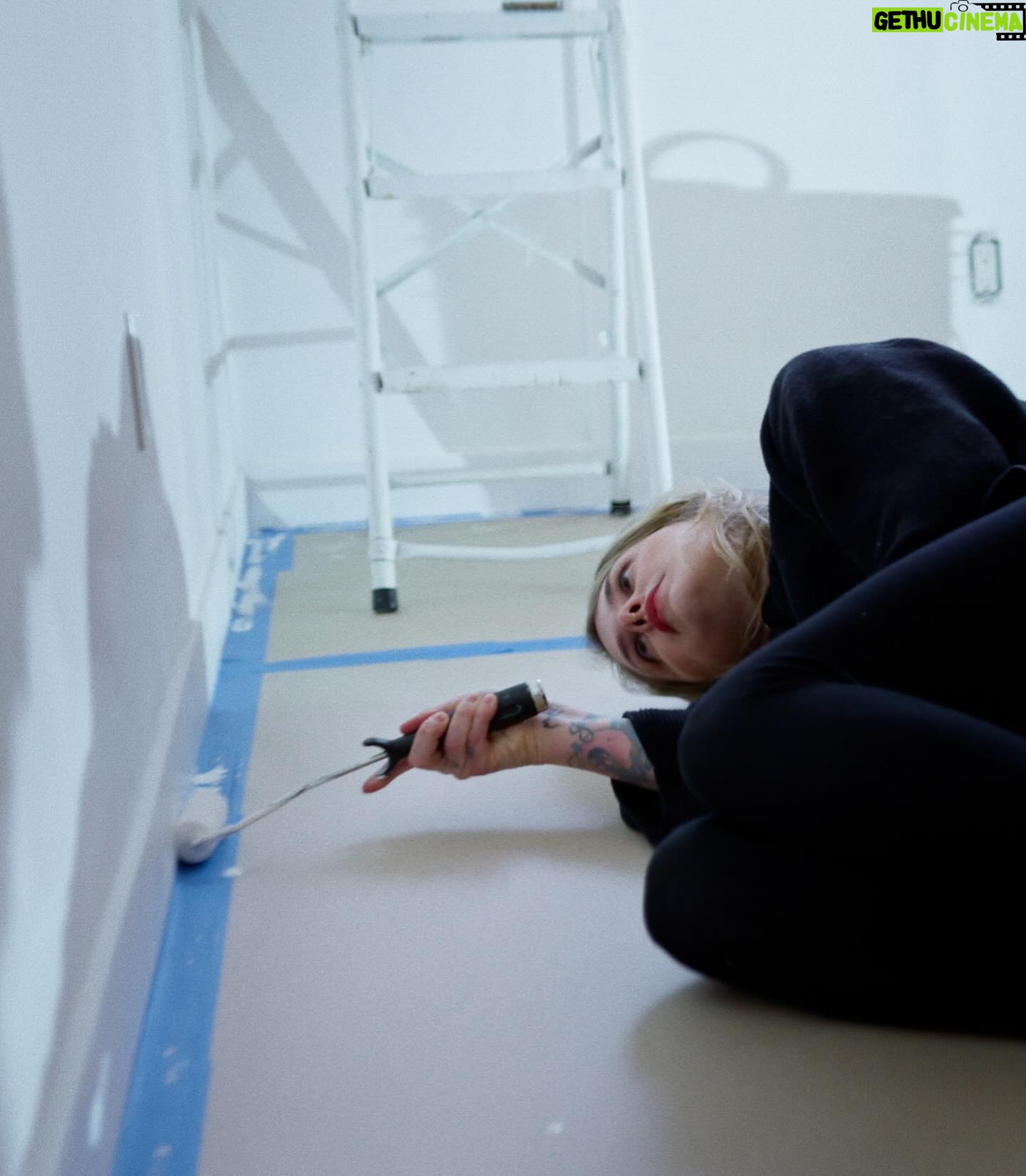 Coeur de Pirate Instagram - Très fière de vous présenter “les douze travaux de Béatrice” en diffusion ce soir sur @casa.reseau C’est une émission sur une émission de rénovations 🤡je vous en dit pas plus. Vous allez me voir être traumatisée, au bout de ma vie, découragée mais aussi motivée pour arriver aux résultats espérés. Au grand détriment de mon conjoint (on est toujours ensemble rassurez-vous) Merci @romeoetfils j’ai un peu de PTSD quand on se voit mais je vous aime quand même. 😀 Manquez pas ça!