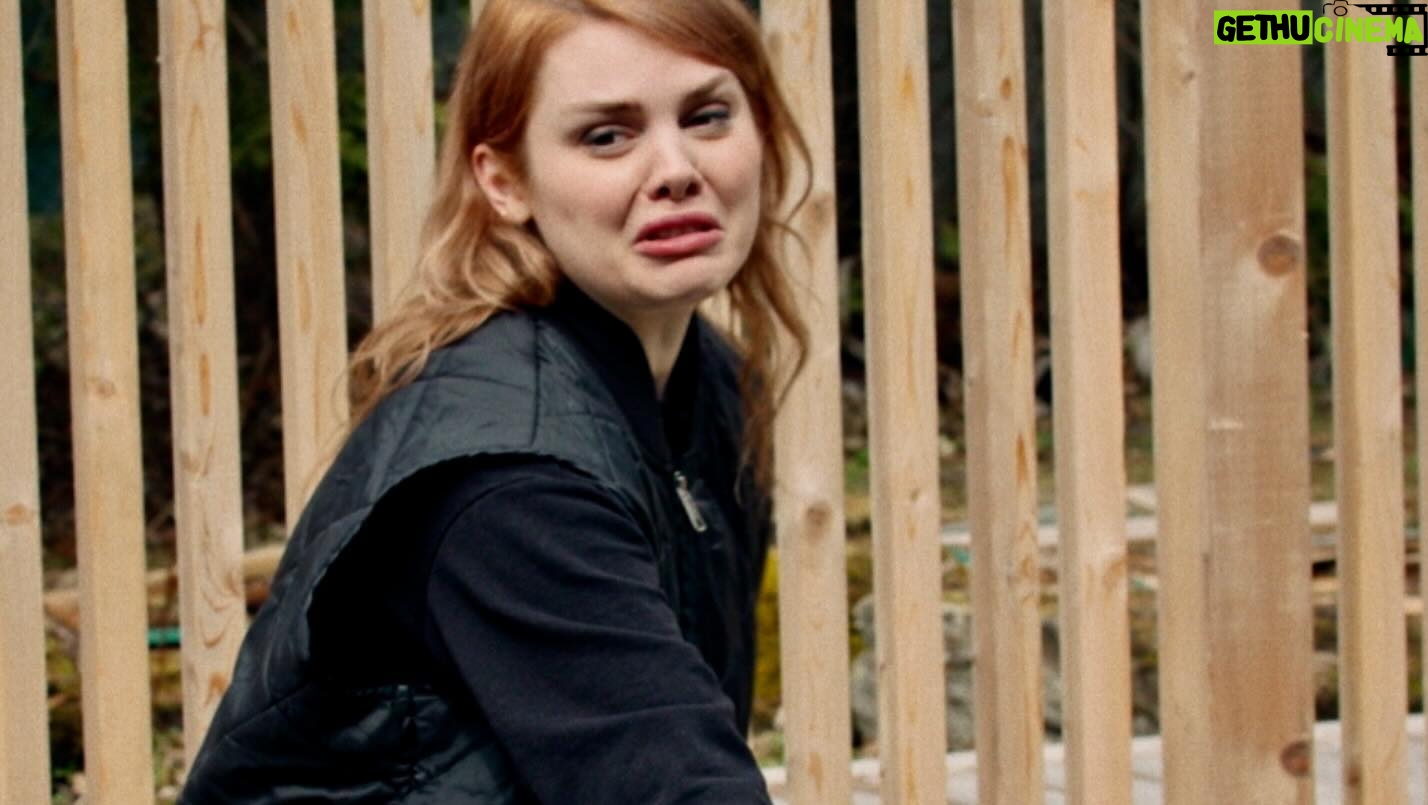 Coeur de Pirate Instagram - Les plusieurs phases émotives de la découverte d’un écureuil mort dans une piscine. Dernier épisode des 12 travaux de Béatrice c’est ce soir sur @casa.reseau 💅🏻
