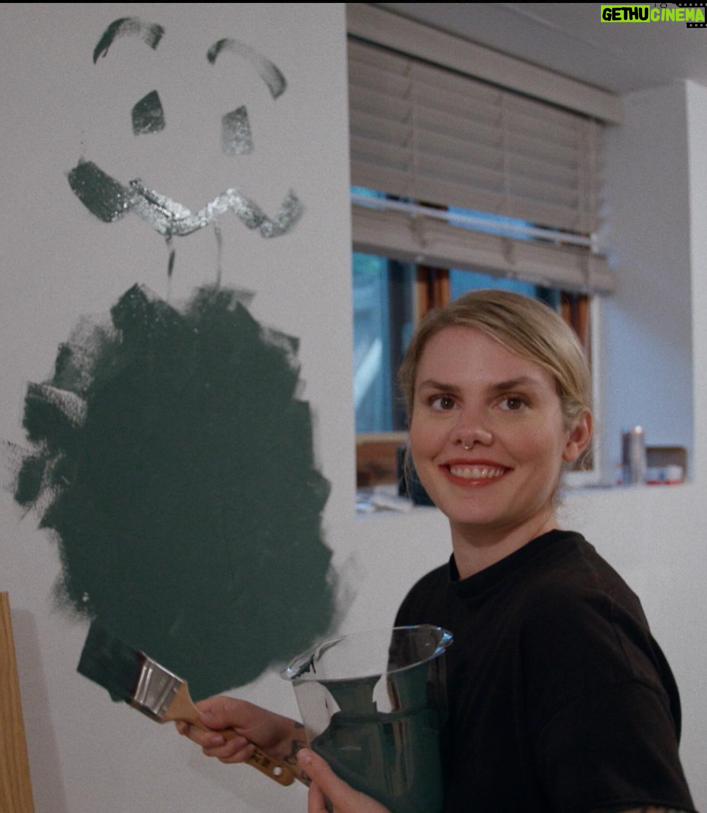 Coeur de Pirate Instagram - Très fière de vous présenter “les douze travaux de Béatrice” en diffusion ce soir sur @casa.reseau C’est une émission sur une émission de rénovations 🤡je vous en dit pas plus. Vous allez me voir être traumatisée, au bout de ma vie, découragée mais aussi motivée pour arriver aux résultats espérés. Au grand détriment de mon conjoint (on est toujours ensemble rassurez-vous) Merci @romeoetfils j’ai un peu de PTSD quand on se voit mais je vous aime quand même. 😀 Manquez pas ça!
