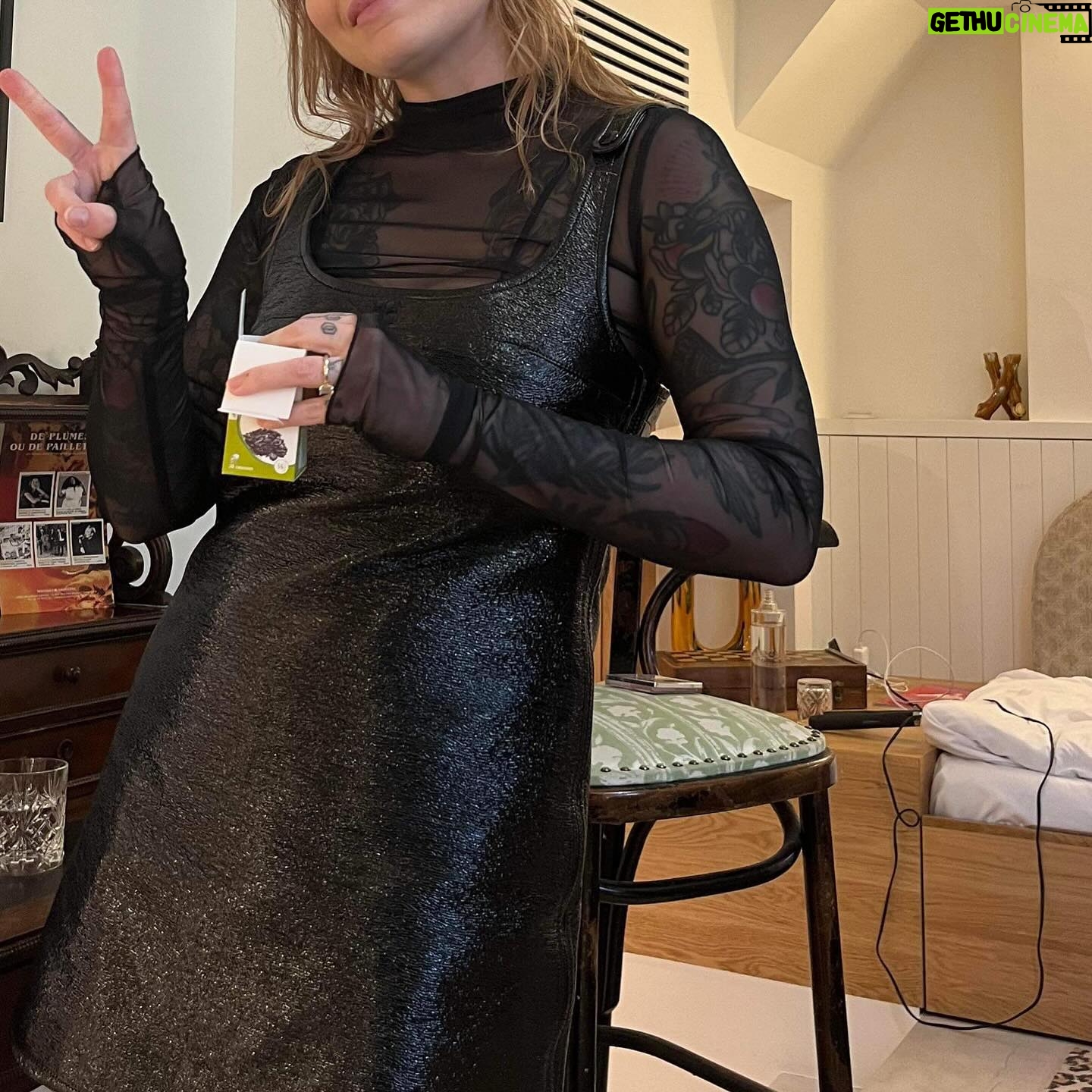 Coeur de Pirate Instagram - Byyyyyye Paris ✨