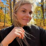 Coeur de Pirate Instagram - C’est mon déguisement cette année c’est « fille qui sourit mais qui cache son anxiété existentielle »