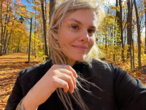 Coeur de Pirate Instagram - C’est mon déguisement cette année c’est « fille qui sourit mais qui cache son anxiété existentielle »