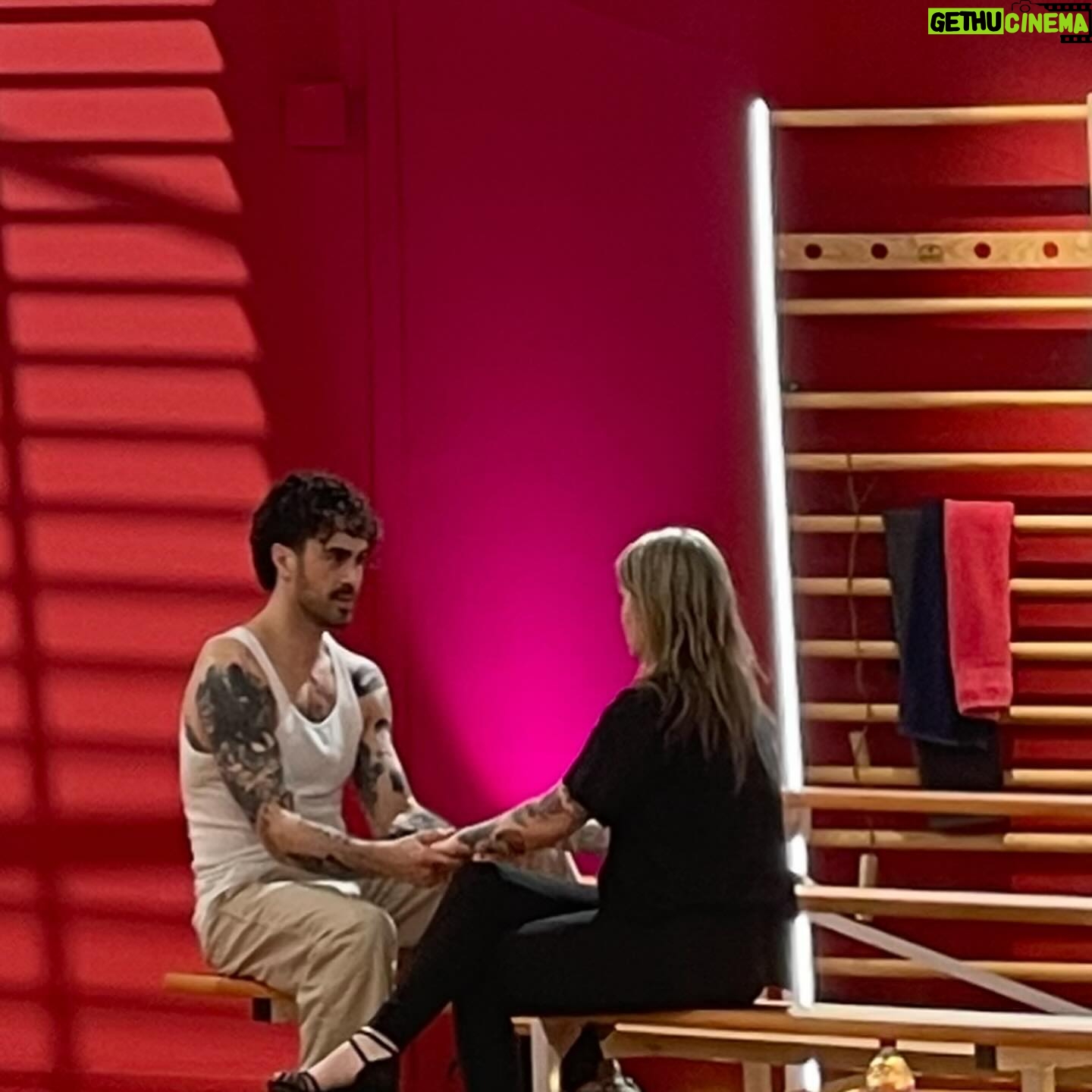 Coeur de Pirate Instagram - TONIGHT IS ZE NIGHT voici Nico qui me dit que je dois plier les jambes quand il me dépose d’un lift sinon je vais me casser quelque chose