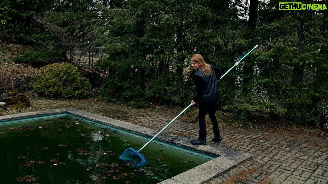 Coeur de Pirate Instagram - Les plusieurs phases émotives de la découverte d’un écureuil mort dans une piscine. Dernier épisode des 12 travaux de Béatrice c’est ce soir sur @casa.reseau 💅🏻