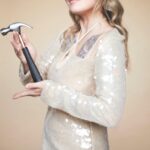 Coeur de Pirate Instagram - ✨ NOUVEAUTÉ ✨ @beatricepirate et son conjoint se lancent dans la folle aventure de la rénovation d’un chalet! 🔨 À travers les enfants, la carrière de chanteuse, la gestion de la maison de disque et du café, comment feront-ils pour rester sains d’esprit et mener le projet à terme? Une épopée qui s’annonce remplie d’embûches et de moments loufoques. ✌️ 📺 Les douze travaux de Béatrice | À découvrir dès le 28 mars 21h à @casa.reseau!