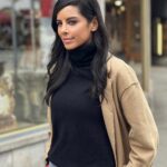Collien Ulmen-Fernandes Instagram - Heute: Aufnahme für eine wahnsinnig tolle ARD-Dokumentation, die sich mit dem „Mythos Jungfernhäutchen“ befasst. Ein Mythos der schnellstens aufgeklärt gehört! In vielen Kulturen gilt Jungfräulichkeit als Voraussetzung für eine Ehe - oder auch für einen Job. Indonesien hat die viel kritisierten "Zweifinger-Tests" für Rekrutinnen des Militärs gerade erst abgeschafft. In meiner Heimat Indien gibt es Regionen, in denen die Verwandtschaft in der Hochzeitsnacht auf einen klaren Beweis wartet, dass die Braut gerade erst entjungfert wurde: Ein blutiges Laken oder Taschentuch. In einigen Regionen werden Frauen geschlagen, wenn sie den Test nicht bestehen und „ihre Angehörigen müssen der Familie des Ehemanns Bußgeld zahlen“ so steht es in einem indischen Magazin. Selbst bei der Arbeitssuche wird mancherorts Jungfräulichkeit vorausgesetzt. Barbusig müssen Frauen sich schmerzhaften, invasiven Jungfräulichkeitstests unterziehen. Dabei ist das Jungfernhäutchen mehr Mvthos als Realität. Es gibt gar keine Membran, die den Vaginaleingang verschließt, wie in zahlreichen Kulturen angenommen wird. Mehr dazu dann in aller Ausführlichkeit in der ARD-Dokumentation MYTHOS JUNGFERNHÄUTCHEN. Danke @ufa_production @ard @bayerischer_rundfunk @mdr_mitteldeutscherrundfunk @rbb @ardmediathek für dieses tolle Projekt und dass ich Teil davon sein darf! Ab dem 13. Dezember @ardmediathek Quelle u.a.: Carola Frentzen, Anne-Sophie Galli und Ralf E. Krüger