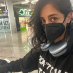 Collien Ulmen-Fernandes Instagram - Wollte eigentlich zur nächsten Produktion nach München reisen. Stattdessen: Coronatest positiv: zurück nach Hause… 😷🦠 Und wenn ich eh gerade schon hier im Insta bin, noch ein kleiner Sendehinweis in eigener Sache. Morgen Abend um 20:15 Uhr geht die ZDF-Dokumentation FOREVER YOUNG diesen Themen auf den Grund: Ewig jung – möglichst lange vital bleiben, davon träumen viele. Dabei altern die Menschen vom Tag ihrer Geburt an. Forscher auf der ganzen Welt liefern sich einen Wettlauf um die Verjüngung des Menschen. Es ist die Suche nach der Formel für ein langes, gesundes Leben. Bislang gilt: Altern ist ein unumkehrbarer Prozess. Das Mehr an Lebensjahren bezahlen wir mit Alterskrankheiten wie Diabetes, Herz-Kreislauf-Erkrankungen oder einer Form der Demenz. Bis jetzt. Bei Tieren gelingt es bereits: Mäuse, Fische, Fadenwürmer können offenbar verjüngt werden. Und längst gibt es Versuche beim Menschen für ein Zurückdrehen der Lebensuhr. Hinter diesen Forschungen – eine Milliardenindustrie. Tech-Mogule finanzieren den Wettlauf. Aber was ist Altern überhaupt? Und was bedeutet es, wenn alle immer älter werden? Wie verändert sich eine Gesellschaft, wenn die Menschen mehr Jahre im Ruhestand als in Arbeit verbringen? FOREVER YOUNG Morgen Abend um 20:15 im ZDF