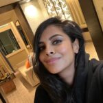 Collien Ulmen-Fernandes Instagram - Wohlverdienter Feierabend! Gerade in der Produktion für ein fantastisches neues Format, bei dem ich auch heute mal wieder wahnsinnig viel lernen und so spannende neue, wissenschaftliche Studien kennen lernen durfte.. Very excited! 🤗 Mehr dazu dann im Sommer! Und bei Euch so?