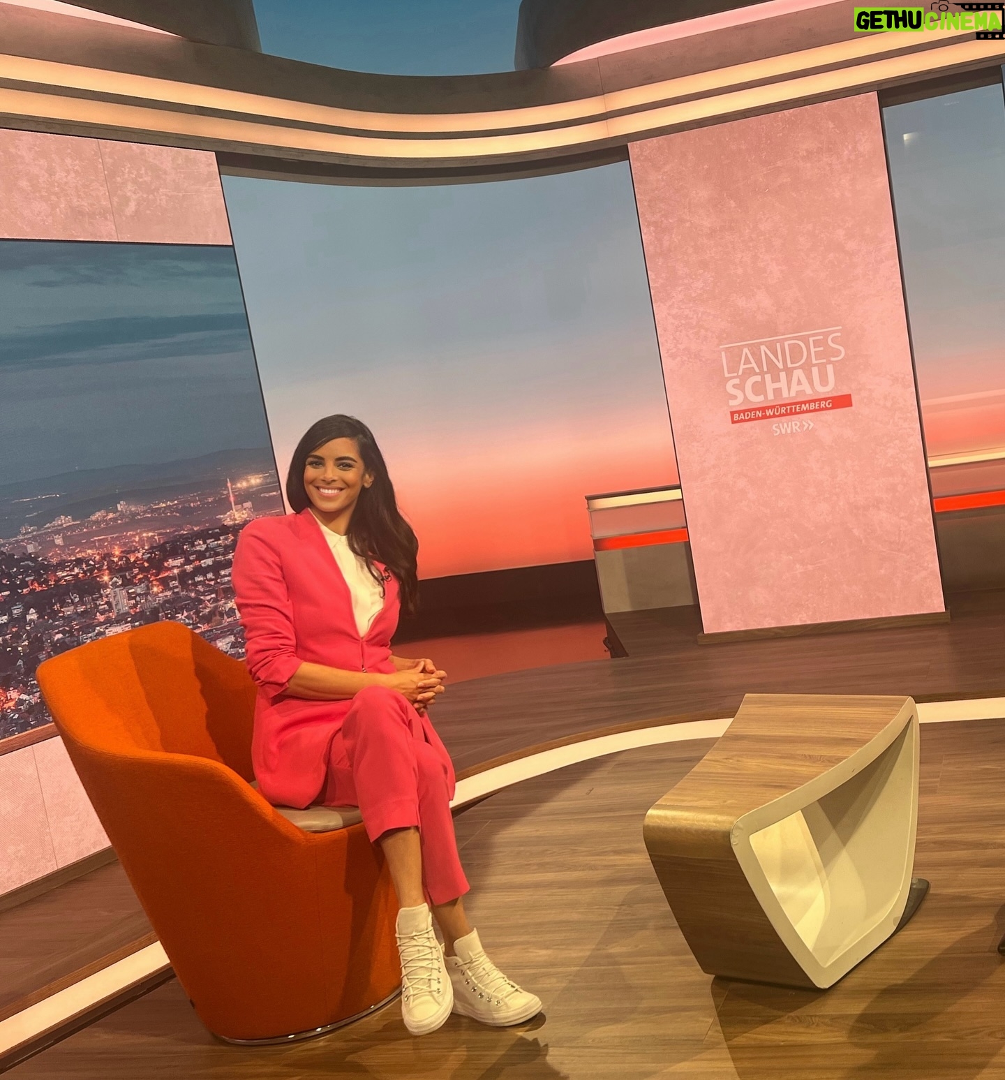 Collien Ulmen-Fernandes Instagram - Nach kurzem Ausflug zu RTL in Köln, nun wieder in Süddeutschland für den zweiten ARD-Interviewtag zu StadtLandLiebe 2❣️ Schon gesehen? Wie findet ihr die neue Staffel? (Link zu allen Folgen in der Bio) #LiebeLiebeLiebe #LoveIsInTheAir #StadtLandLiebe #Promotour
